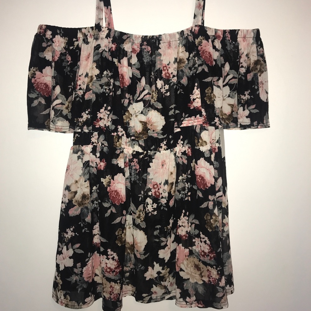 Ivy Rose 🌹🌹 Floral Cold Shoulder Top